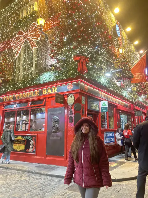 Nathália em frente ao Temple Bar decorado para o Natal, em Dublin